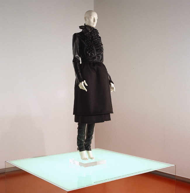 Outfit 34 (uit collectie: Black hole, prêt-à-porter ready-to-wear) herfst-winter 2001-2002)